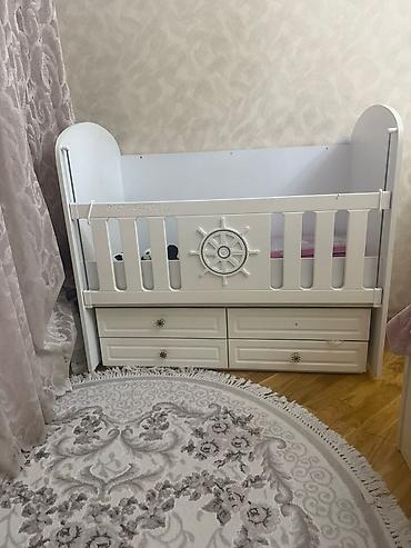 çilek beşik: Oğlan və qız üçün, İşlənmiş, Dördbucaq, Beşik, Matras ilə, Yellənmə mexanizmi ilə — 1