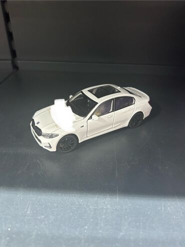 Avtomobil modelləri: Miqyaslı model avtomobil – BMW M3 sedan, ağ rəngdə - Korpus: detallı — 1