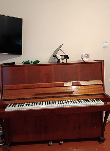 piano şəkilləri: Upright pianino – klassik dizayn, tünd qəhvəyi taxta korpus. - 88 — 1