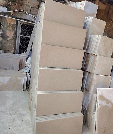 Dekorativ daşlar: Qumdaşı üzlük plitələri Məhsul təsviri: - Təbii qumdaşından kəsilmiş — 45