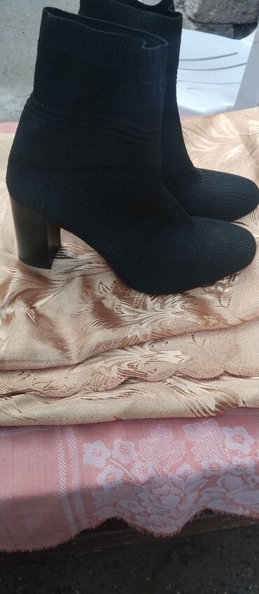 Tuflilər: Qadınlar üçün qara trikotaj “sock boot” tipli çəkmələr - Rəng: Qara -