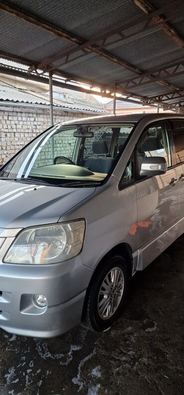 тойота автомобиль: Toyota Noah: 2003 г., 2 л, Автомат, Бензин, Минивэн