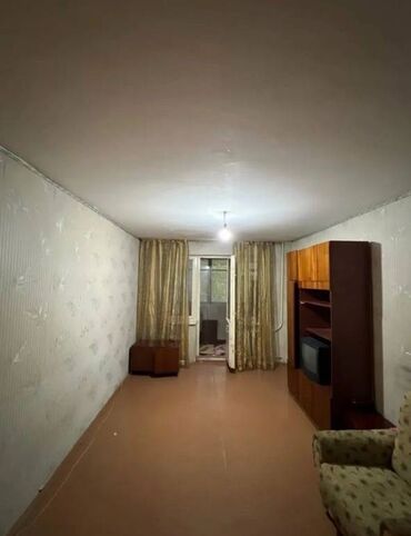 продам 3 х ком кв в мкр: 2 бөлмө, 44 кв. м, 104-серия, 1 кабат, Эски ремонт