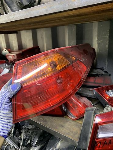 Задний фонарь для автомобиля, наружная секция. Корпус выполнен в