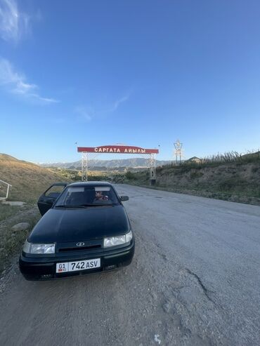 самые дешёвые авто: Автомобиль ВАЗ-2110, окрашенный в темно-зеленый цвет, представляет