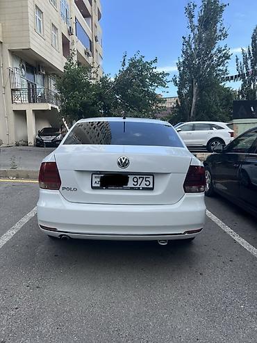 фольксваген поло л с: Volkswagen Polo sedan – ağ rəng, 4 qapı, AZ nömrə nişanlı. Əsas — 4