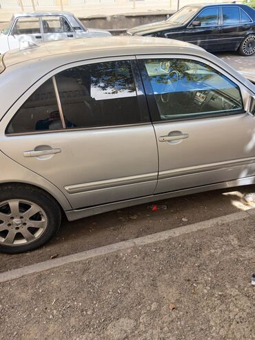 mersedes qapi: Mercedes-Benz E-Class sedan (W210). Gümüşü rəngli, 4 qapılı kuzov