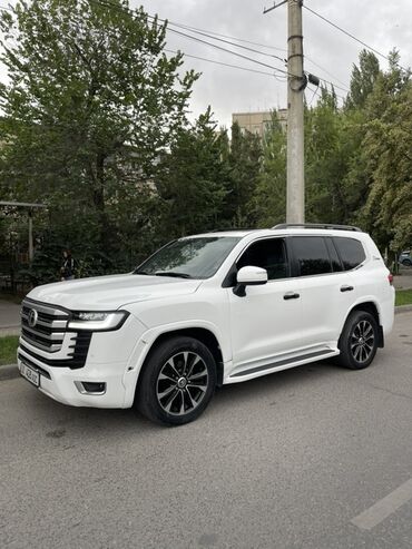 тойота автомобиль: Белый внедорожник Toyota Land Cruiser 300 Переделан он 200ки 2010