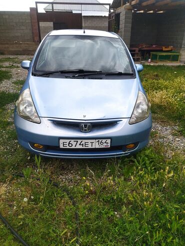 фит жас: Автомобиль Honda Fit в голубом цвете. Компактный и экономичный