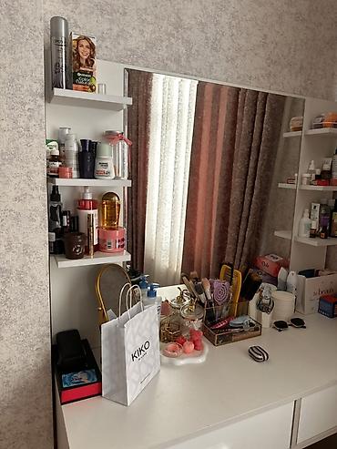 ütü masası: Ağ rəngdə makiyaj masası və böyük güzgü dəsti - Ölçü: geniş iş səthi — 5