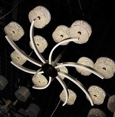 Потолочная люстра с LED‑подсветкой и 12 плафонами из прозрачного
