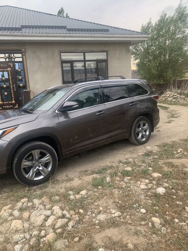 аварийные авто: Внедорожник Toyota Highlander в сером цвете. Автомобиль оснащен