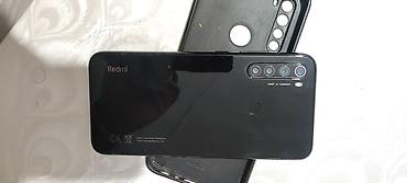 ses ucaldan: Redmi smartfon - Model: Redmi (arka blokda “48MP AI Camera” yazılı — 2