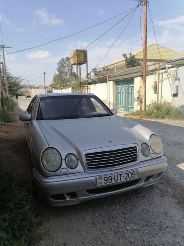 фольксваген гольф 7: Mercedes-Benz E-Class sedan gümüşü rəngdədir. Dörd qapılı bu avtomobil