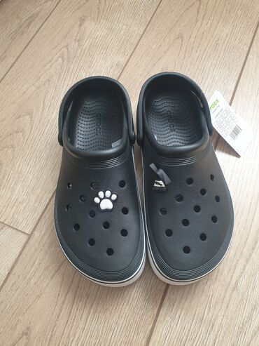 волейбольный обувь: Продаю Crocs. Made in Vietnam