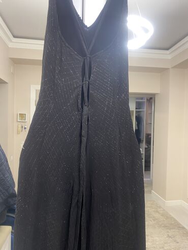 черное платье с открытыми плечами: Вечернее платье