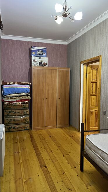 Uzunmüddətli kirayə evlər: Ev 4 otaq,mətbəx,koridor və tualet hamamdan ibarətdir.Şəxsi əşyalar — 1