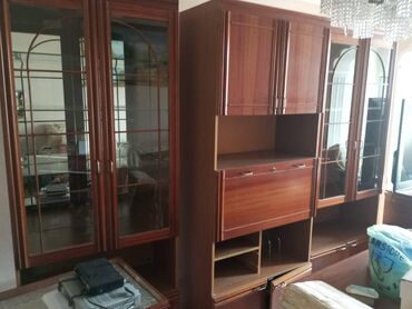 Мебель: Şəkildə olan qonaq otağı mebeli,bütün hamsı satılır.Ünvan: Ayna