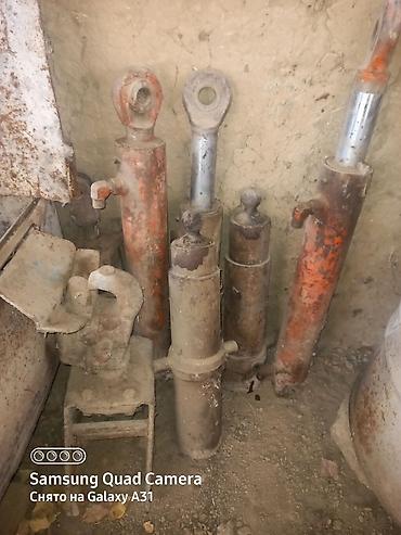 Запчасти для строительных машин: Гидравлические цилиндры и комплектующие для спецтехники Описание: - — 2