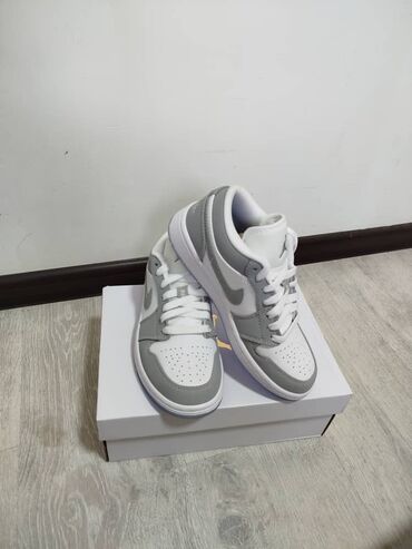 Кроссовки и спортивная обувь: Кроссовки Air Jordan 1 Low в белой и серой цветовой гамме. Эти