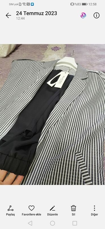 Zolaqlı blazer və qara şalvardan ibarət bu dəst gündəlik istifadə üçün