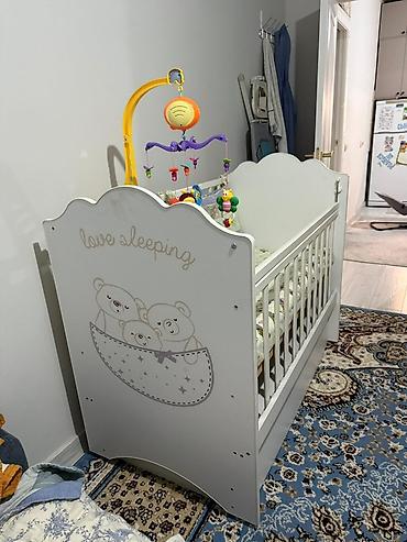 детская кроватка geoby: Детская кроватка с маятниковым механизмом и выдвижным ящиком - — 2