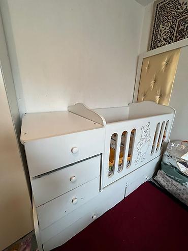 Детские односпальные кровати: Детская кроватка с рисунком Винни-Пуха - Материал: МДФ/дерево, каркас — 7