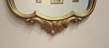 forma ideale komode za hodnik: Ogledalo sa dekorativnim ramom u zlatnoj boji. - Stil — 3