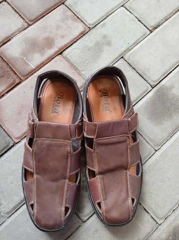 мужские шлёпанцы: Кожаный сандали б/у. 42 размер . Бир эле кийилген. Почти новый. Баасы