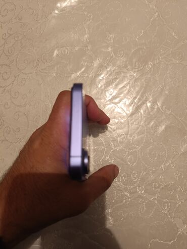 Apple iPhone: IPhone 16 — 11