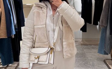 Pencəklər: Sisley. S/M olcu Yüksək boyunlu və qızılı rəngli fermuarlı, krem