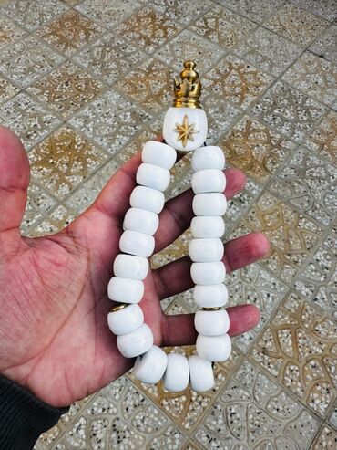 купить золотые часы бу: Dənələri yumru formalı, ağ rəngdə olan təsbeh. Təsbehin baş hissəsində