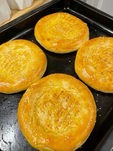 Выпечка, хлебобулочные изделия: Сосиски в тесте, свежая выпечка из пекарни. - Румяная, глянцевая — 13