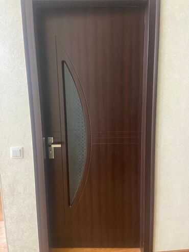 Otaq qapıları: Qəhvəyi rəngdə, dekorativ şüşəli daxili qapı. Ev və ya ofis