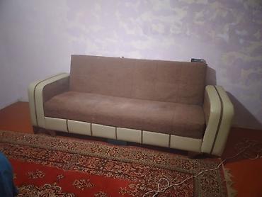 Qəhvəyi-bej rəng çalarında 3 nəfərlik divan - Dizayn: Düz xətli arxa