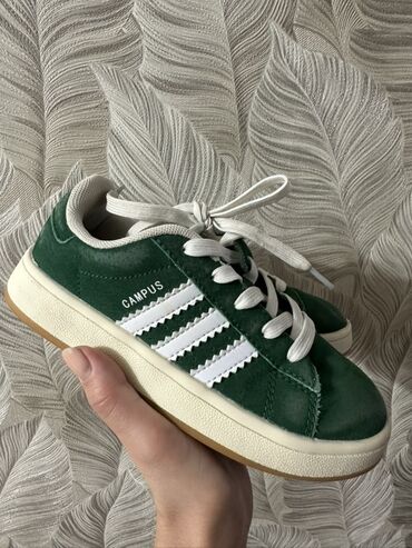 фирменная обувь из италии: Зеленые замшевые кеды Adidas Campus. Модель имеет три белые полоски по