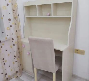 qabaq ustolu: Qız üçün, Təknəfərlik çarpayı, Yazı masası