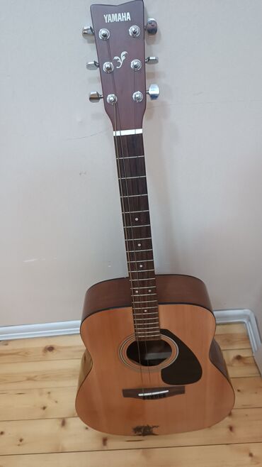 Akustik gitaralar: Akustik gitara, Yamaha, 6 sim, İşlənmiş