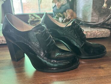 Женская обувь: Ботинки и ботильоны 37, цвет - Черный