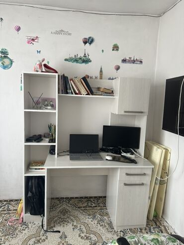 офисные шкаф: Компьютердик үстөлү, Текчелери бар