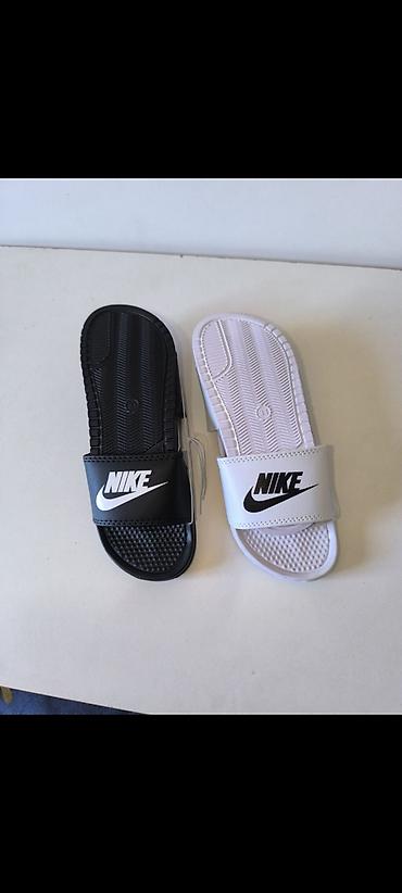 Sandale i papuče: Nike i druge sportske papuče – više modela i dezena Opis: - Sportske — 15