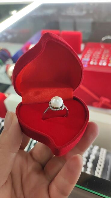 кольцо свадебное: Серебро 925 пробы Жемчуг Размеры имеются Цена со скидкой 1300 сом