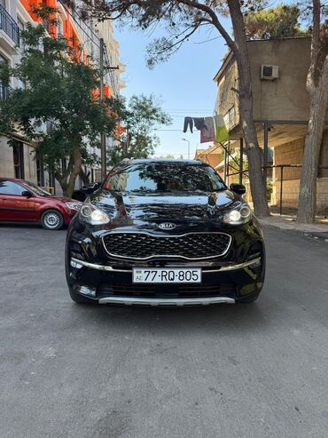 Tavalar: Qara rəngli, yığcam Kia Sportage krossoveri şəhər mühiti üçün