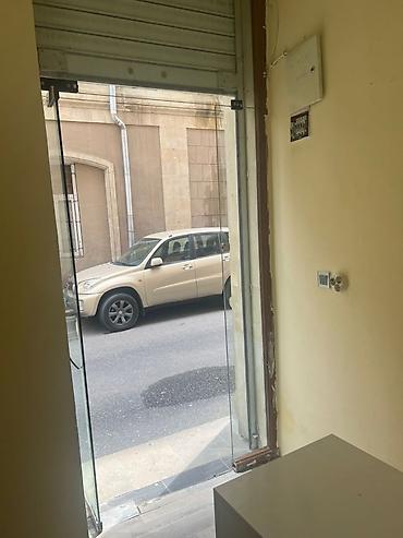 Kommersiya daşınmaz əmlakı: Obyekt arendaya verilir Xüsusiyyətlər: - Küçəyə açılan şüşə giriş — 2