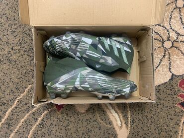 футболни форма: Adidas predator в зелённой расцветке с шипами 40-41 размер стильные с