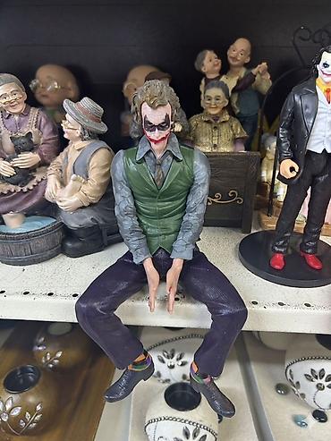 sud ceni: Məhsul: Joker oturan fiqur(lar) Təsvir: - Realistik detallı bədii — 1
