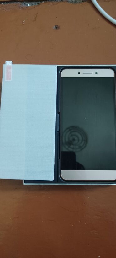LeEco. Telofonun yandırmaq düyməsində təmazssızlık olur, qalan hərşey