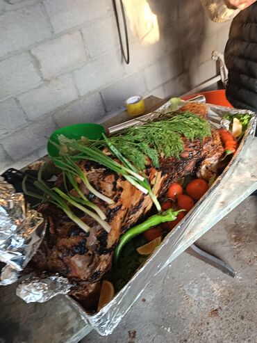 Готовые блюда, кулинария: Целая запеченная тушка (предположительно ягненка/барашка) на большом — 4