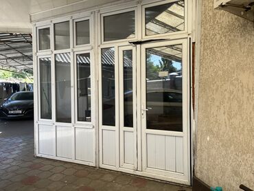 трехместный раскладной диван кровать: Белая пластиковая перегородка. Двери, окна и стекло целые. Состояние