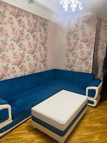 Mavi–ağ rəng palitrasında L formalı künc divan və uyğun böyük